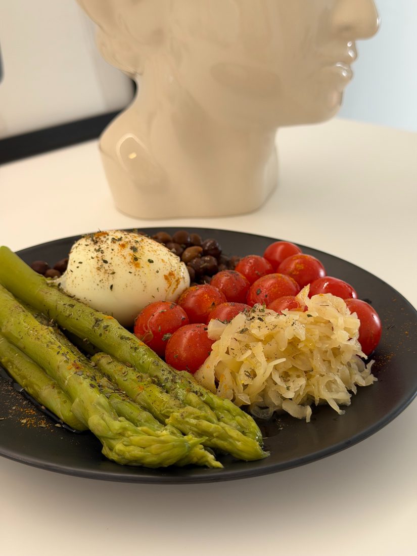 Whole-food plate: asparagus, egg, cherry tomatoes, chickpeas and sauerkraut